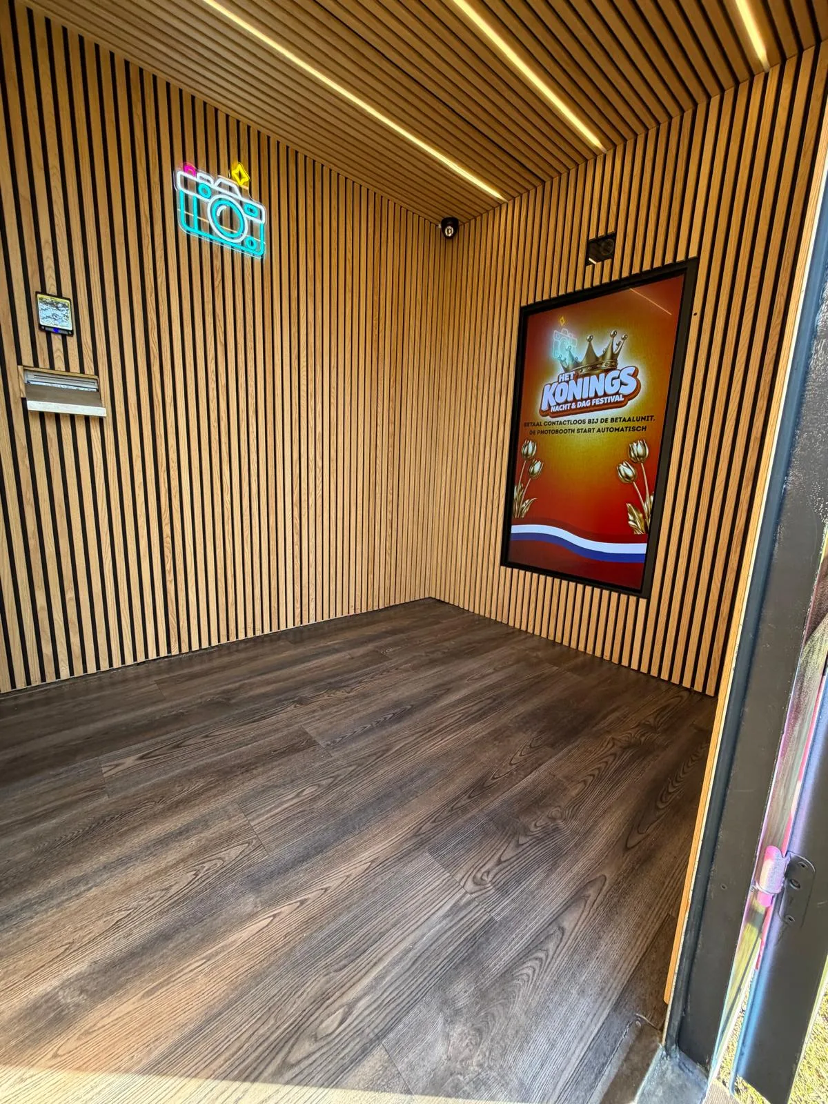 De Discobooth photobooth-kar interieur met neon camera en scherm